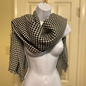 NWOT WB - Unisex Black and White Houndstooth Scarf/Wrap, Size: 57” x 54”